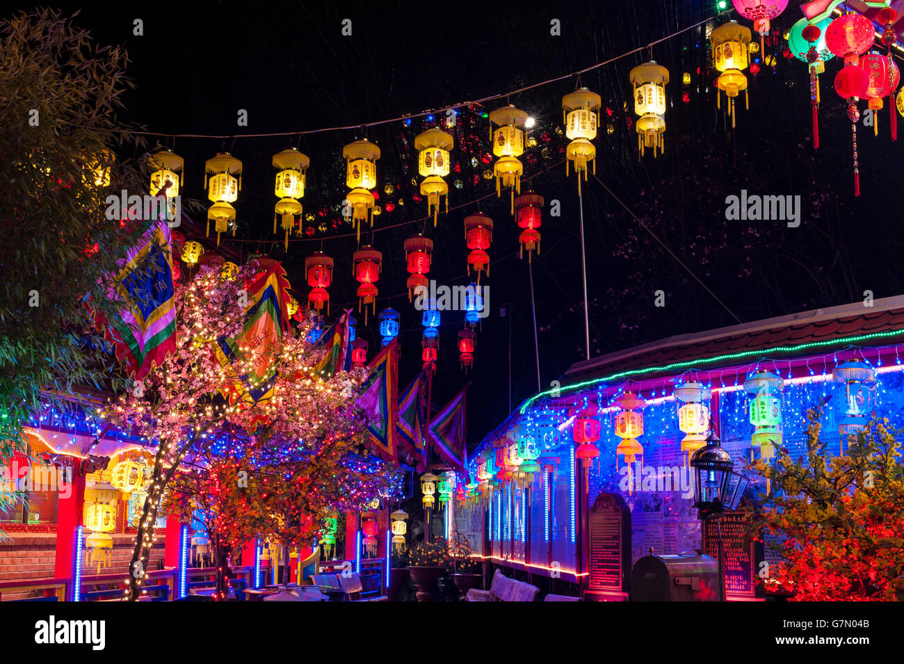 Lumières multicolores ouvre la voie à des Temples bouddhistes Banque D'Images