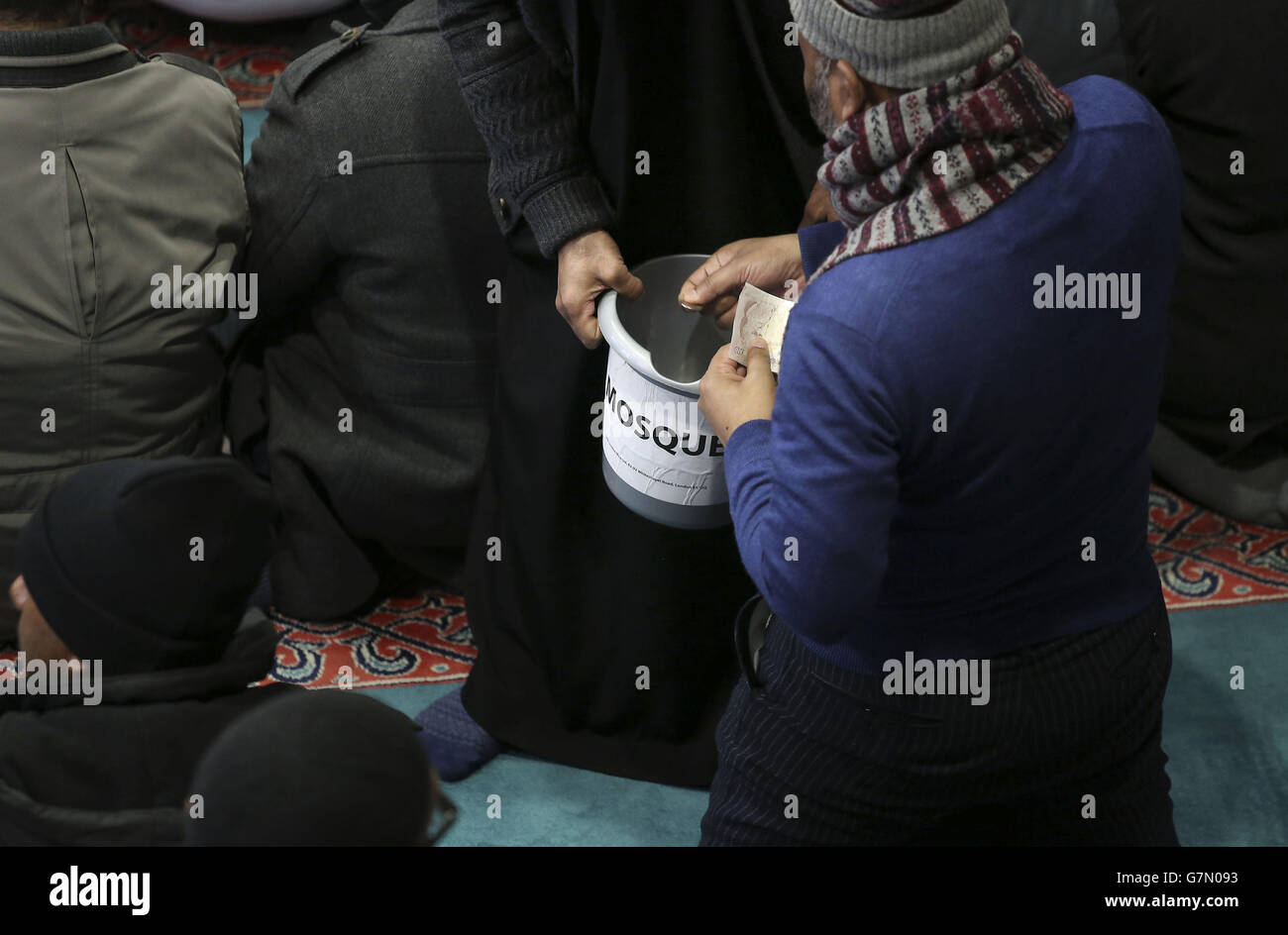 Collecte d'argent après les prières de Jummah à la mosquée est de Londres à Londres. Banque D'Images