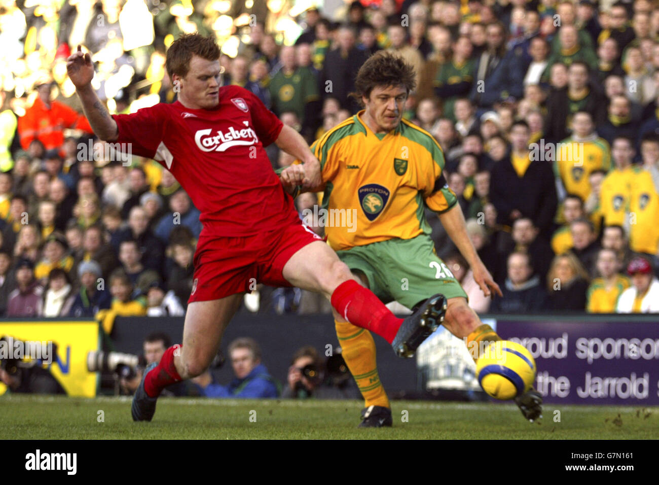 Thomas Helveg de Norwich City et John Arne Riise de Liverpool. Banque D'Images