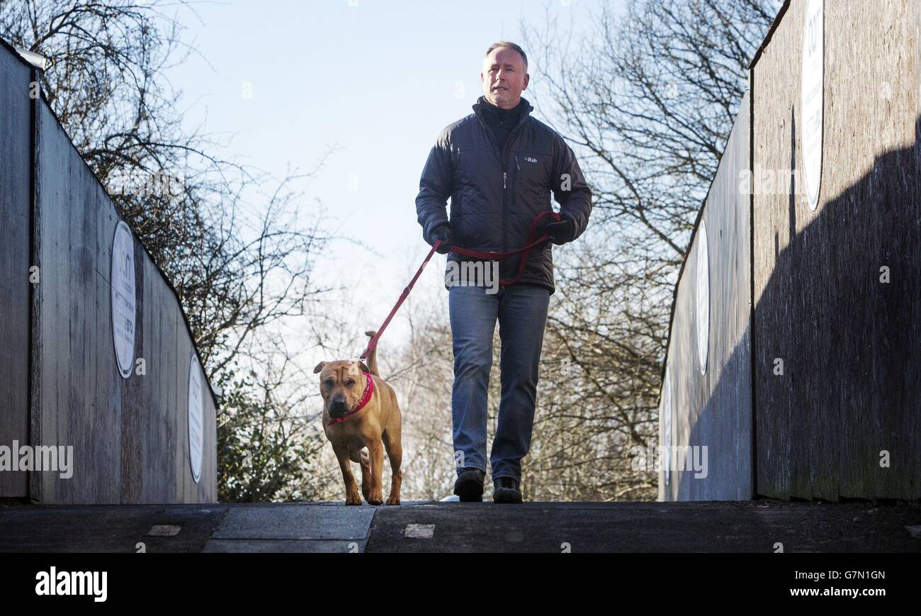 Kai le chien avec son nouveau propriétaire Ian Russell dans un bureau écossais SPCA à Glasgow, après avoir été abandonné à une gare avec une valise pleine de ses affaires. Banque D'Images