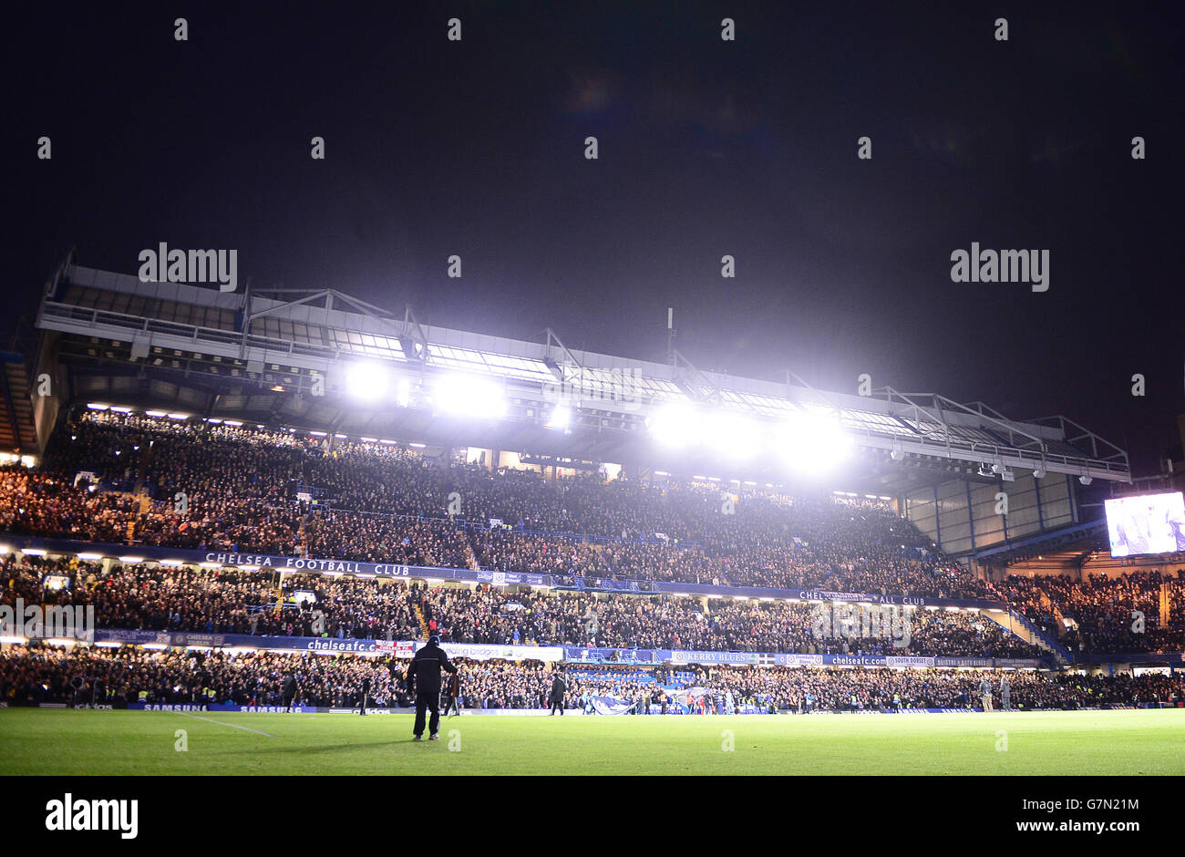 Vue sur les fans de Chelsea dans les stands du pont Stamford. Banque D'Images