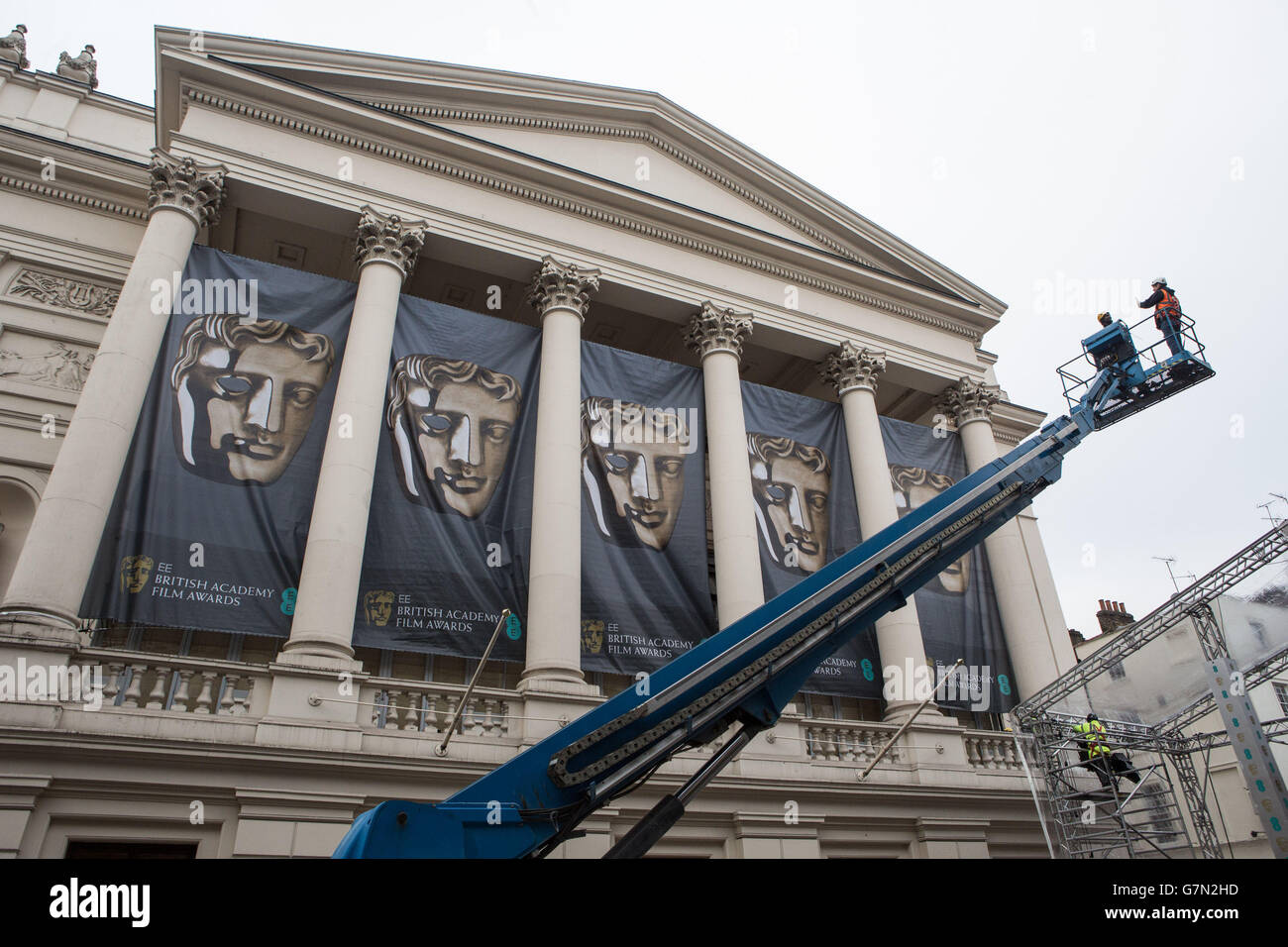 Les travailleurs préparent la finale avant les EE British Academy film Awards 2015 à l'Opéra Royal de Londres, qui se tiendra dimanche. Banque D'Images