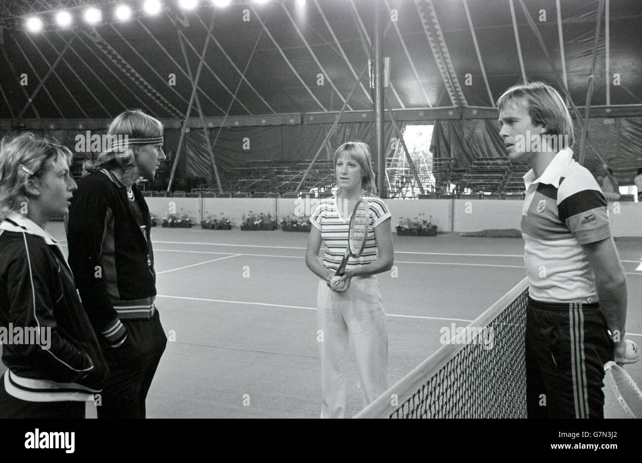 L'as suédois de tennis Bjorn Borg et sa fiancée Mariana Simionescu (à gauche) ainsi que John Lloyd et son épouse, l'ancien Chris Evert (à droite). Banque D'Images