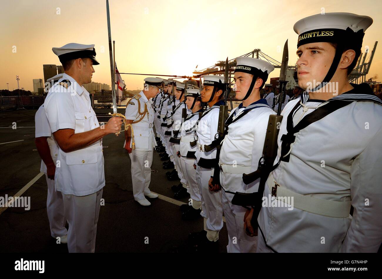 Le prince de Galles s'entretient avec des femmes marins après son arrivée à bord du HMS Dauntless, qui est amarré à Koweït City, le troisième jour de sa visite au Moyen-Orient. Banque D'Images
