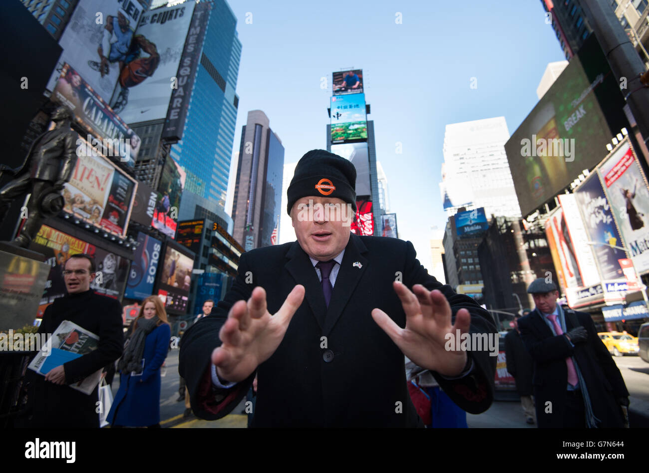 Le maire de Londres Boris Johnson rencontre des touristes et des New-Yorkais à Time Square, New York, en donnant des copies de l'édition New York du Evening Standard de Londres. Banque D'Images