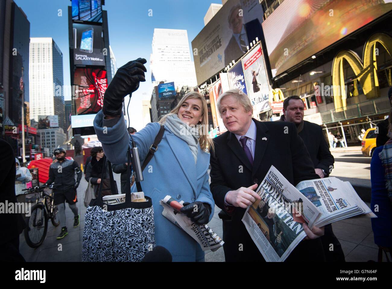 Le maire de Londres Boris Johnson rencontre des touristes et des New-Yorkais à Time Square, New York, en donnant des copies de l'édition New York du Evening Standard de Londres. Banque D'Images