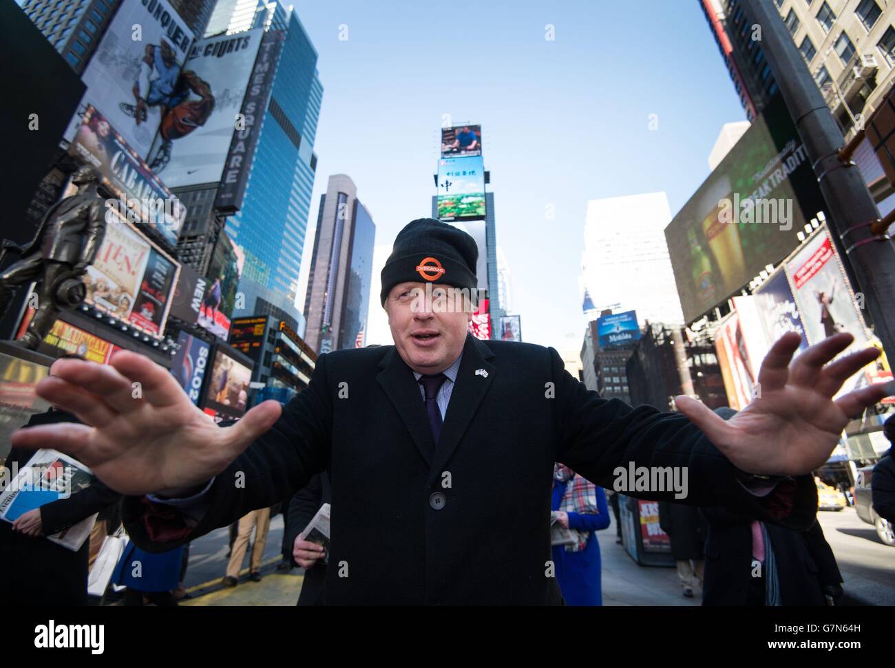 Le maire de Londres Boris Johnson rencontre des touristes et des New-Yorkais à Time Square, New York, en donnant des copies de l'édition New York du Evening Standard de Londres. Banque D'Images