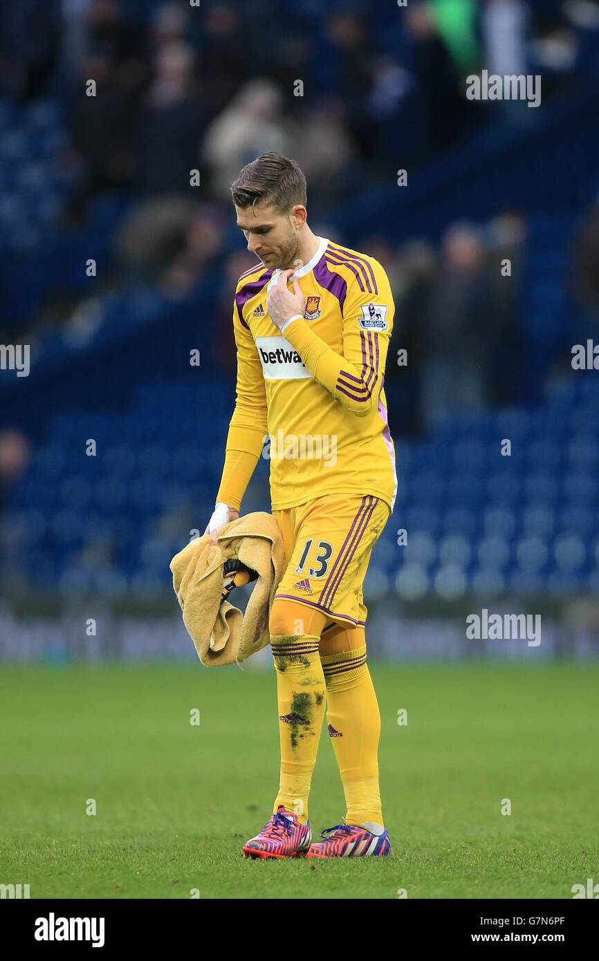 Adrian San Miguel, gardien de but de West Ham United, semble abattu à la fin du match lors du cinquième tour de la coupe FA aux Hawthorns, à Birmingham. Banque D'Images