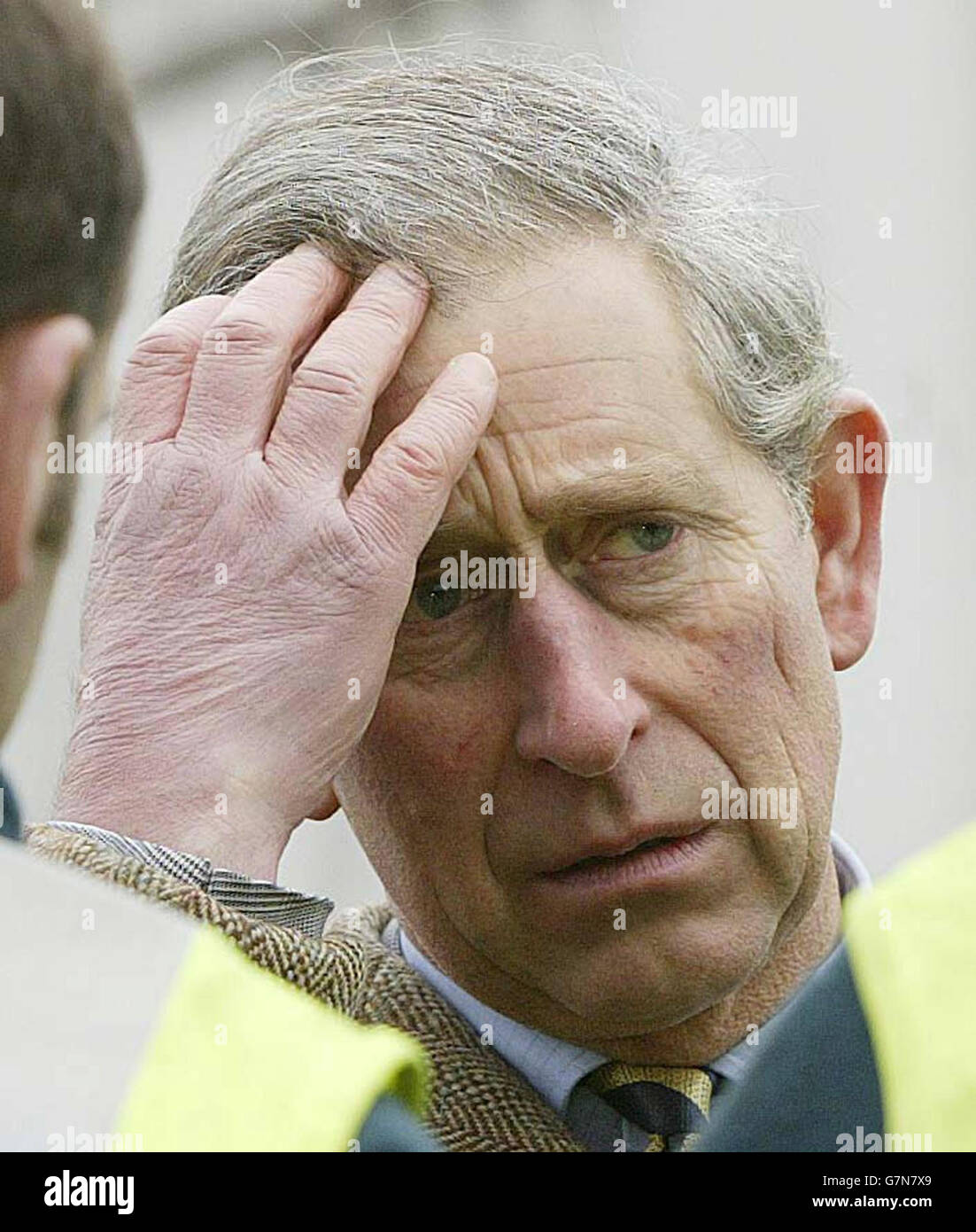 Le Prince Charles étudie les graves dégâts récemment causés par les inondations à la gare routière de Stagecoach à Carlisle. Banque D'Images