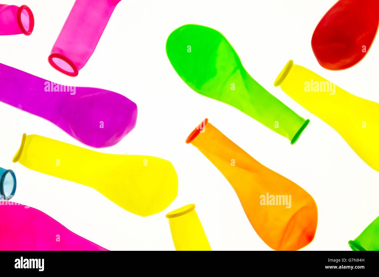 De ballons dégonflés , sur fond blanc Banque D'Images