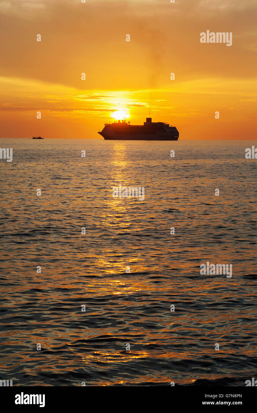 La mer spectaculaire et transports bateau avec couleur de coucher de soleil et la lumière sur le soleil au crépuscule Banque D'Images