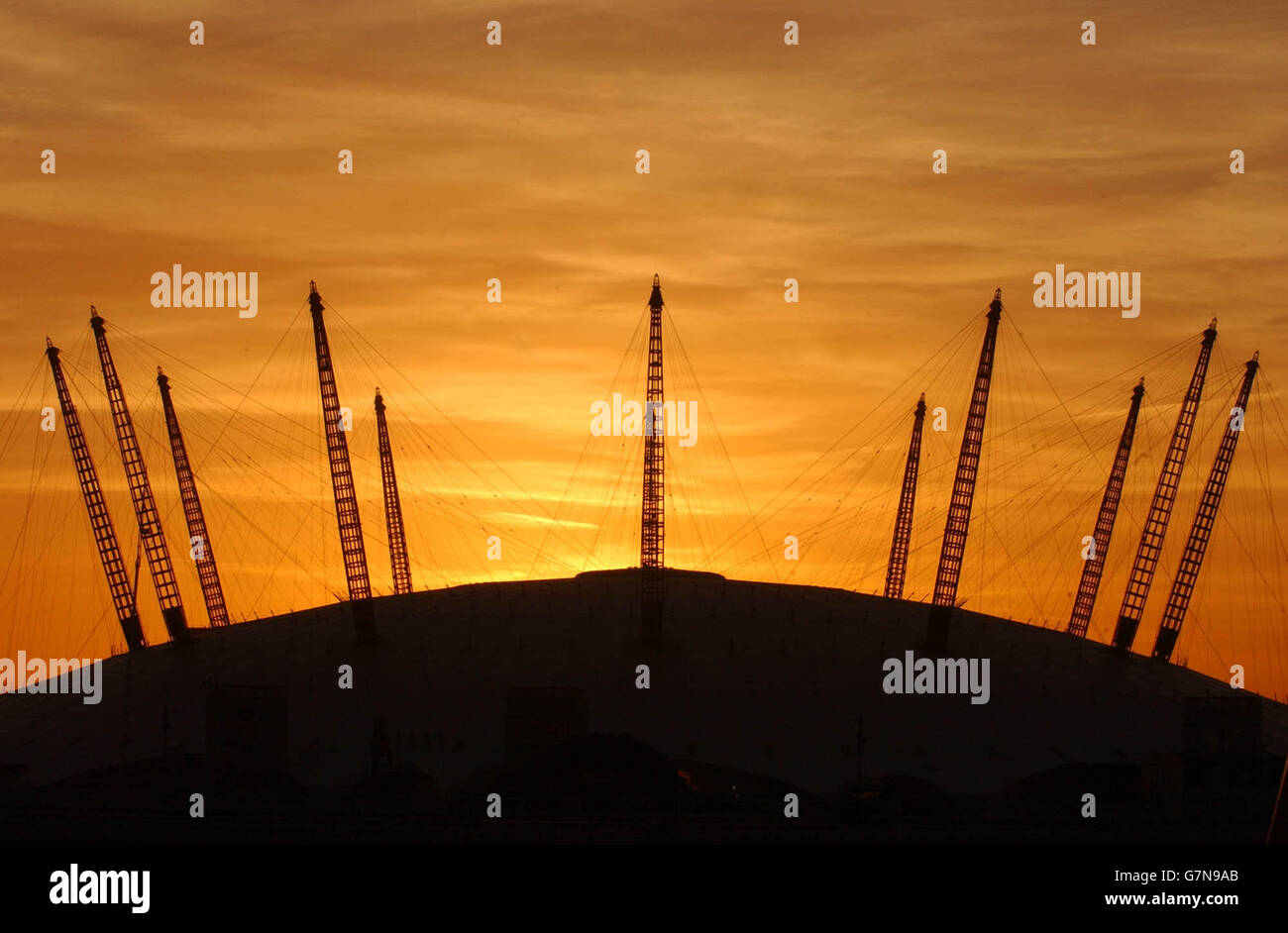 Le soleil se couche sur le Millennium Dome.Le Dome a fait l'objet de critiques récentes à l'égard du gouvernement après que les coûts de maintien de la structure depuis sa fermeture ont été libérés. Banque D'Images