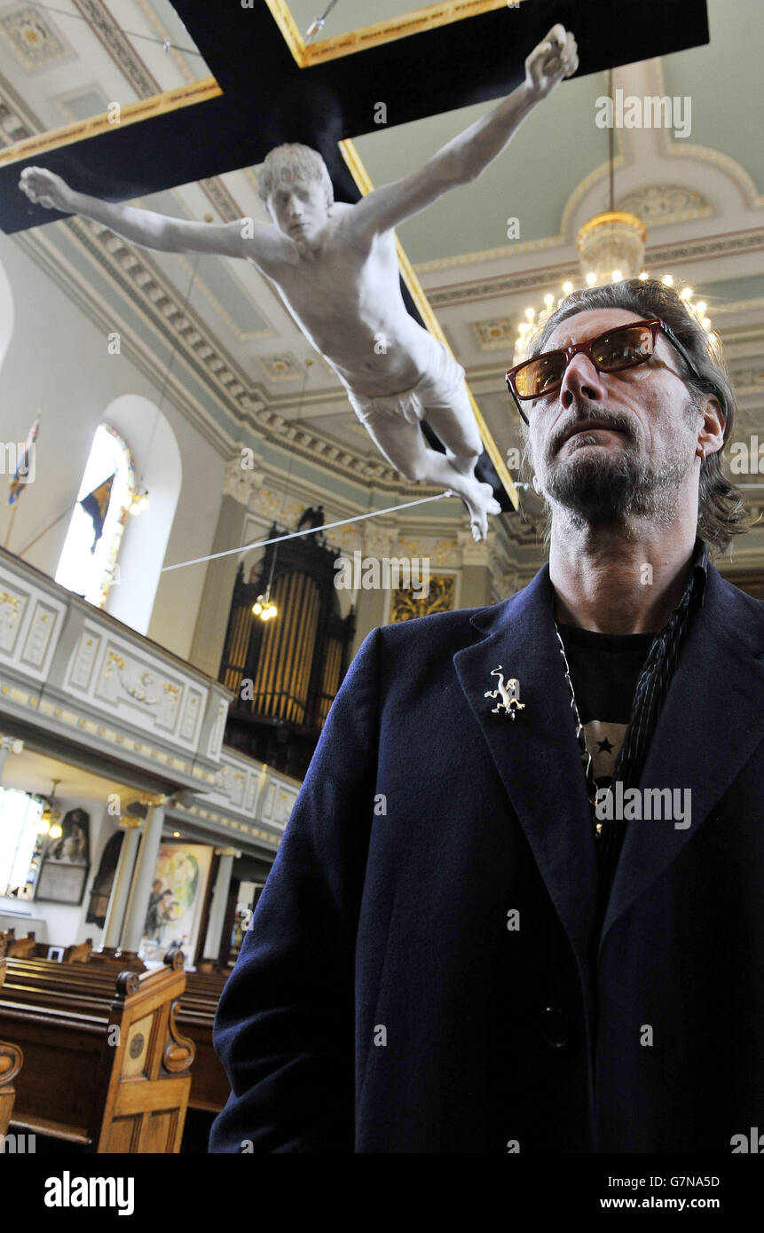 L'artiste Nick Reynolds se dresse sous sa sculpture de crucifixion de taille réelle de Pete Doherty intitulée « pour le plaisir de Pete » réalisée en collaboration avec Doherty en 2008, alors qu'elle est suspendue au milieu de l'église paroissiale de St.Marylebone, âgée de 200 ans, Aux côtés d'autres œuvres qui font référence à la passion du Christ dans le cadre de l'exposition sur les stations de la Croix. Banque D'Images