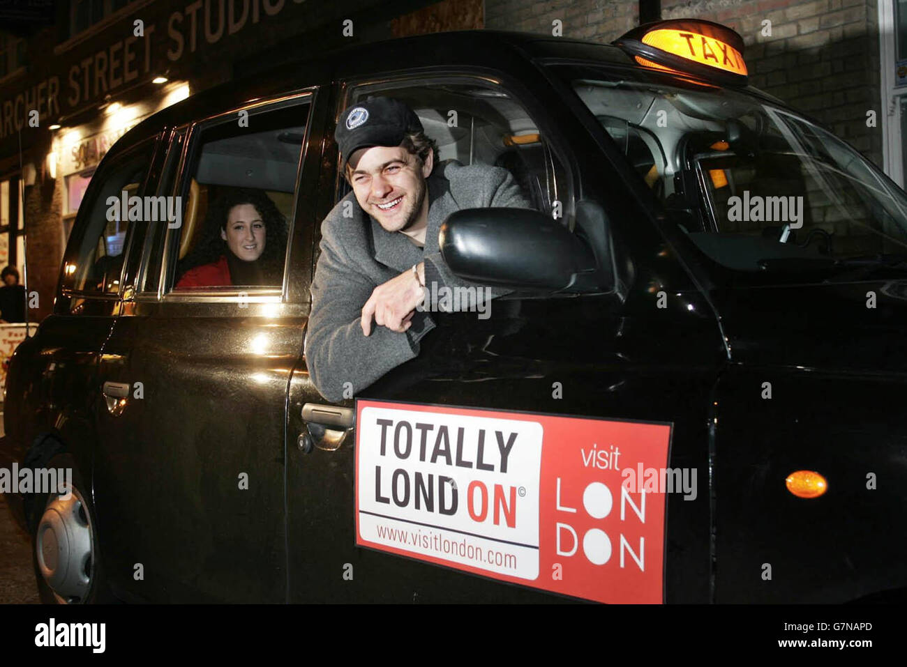 L'acteur américain Joshua Jackson a fait l'objet d'un « jour dans la vie d'un Londoner » pour encourager les résidents du Royaume-Uni et les Européens à visiter la capitale et à voir ce que le quartier des théâtres de Londres a à offrir en 2005. Banque D'Images