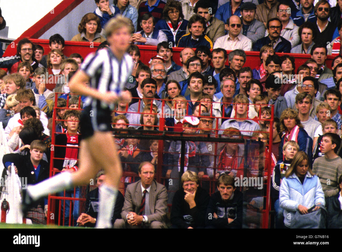 Jack Charlton, responsable de Newcastle United, regarde depuis le dug out. Banque D'Images