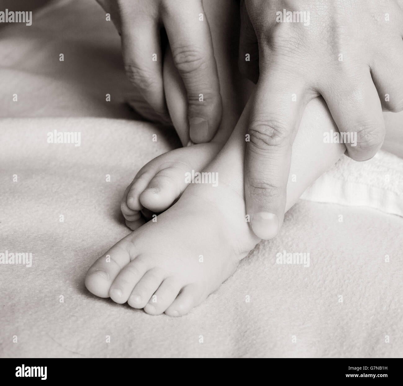 Noir Et Blanc Photo Des Mains D Une Femme Faisant Son Bebe Massage Des Pieds A La Maison Photo Stock Alamy Noir Et Blanc Photo Des Mains D Une Femme Faisant Son Bebe Massage Des Pieds A La Maison Photo Stock Alamy