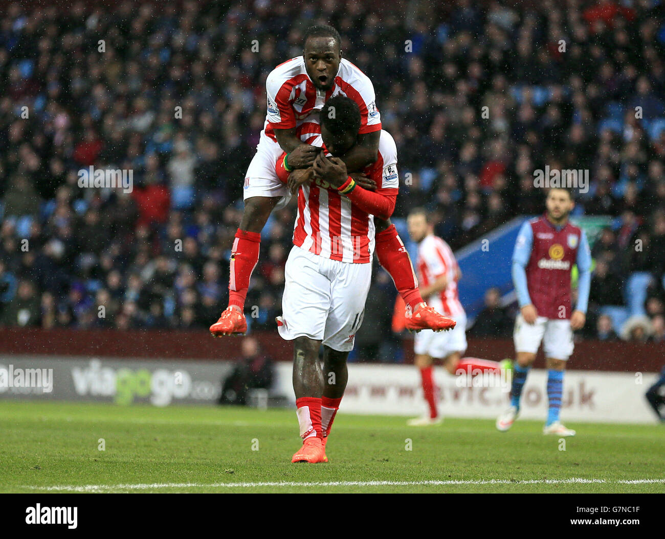 Mame Biram Diouf (ci-dessous), de stoke City, célèbre le premier but du match contre Aston Villa avec son coéquipier Victor Moses lors du match de la Barclays Premier League à Villa Park, Birmingham. Banque D'Images