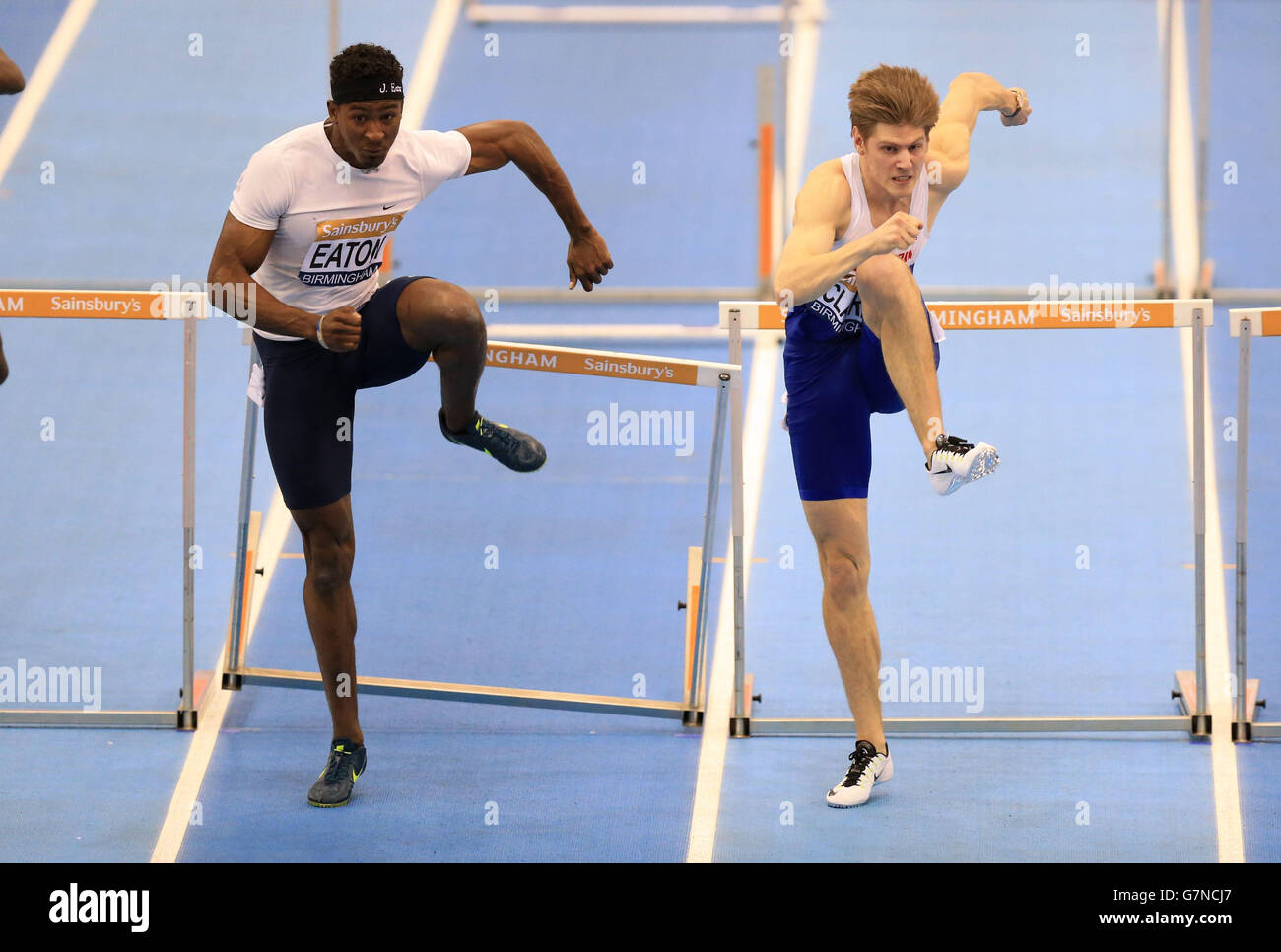 Lawrence Clarke, dans les haies de 60 mètres pour hommes, s'échauffe lors du Grand Prix intérieur de Sainsbury à la Barclaycard Arena, Birmingham. Banque D'Images