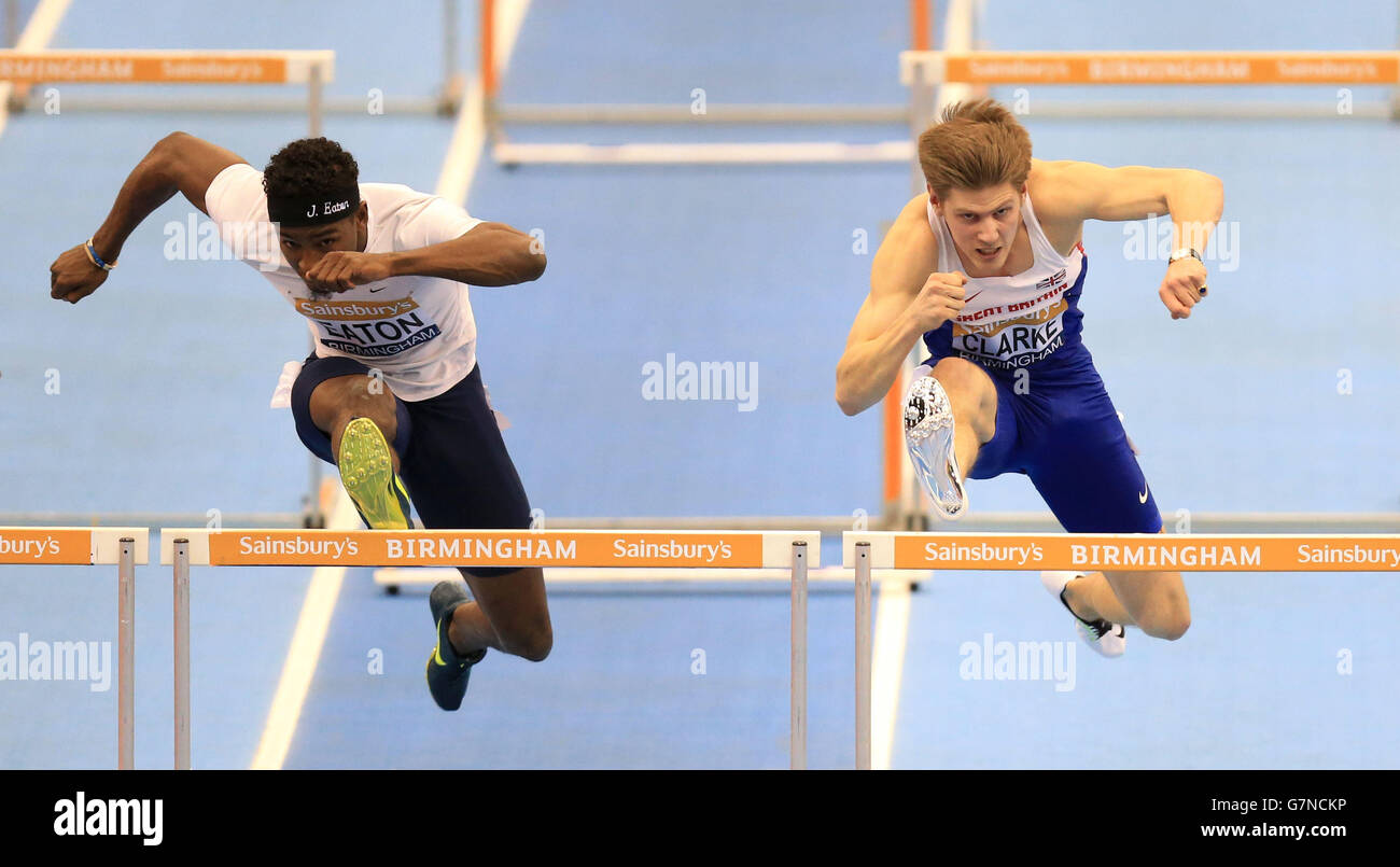 Athlétisme - Grand Prix intérieur de Sainsbury - Barclaycard Arena.Lawrence Clarke, dans les haies de 60 mètres pour hommes, s'échauffe lors du Grand Prix intérieur de Sainsbury à la Barclaycard Arena, Birmingham. Banque D'Images
