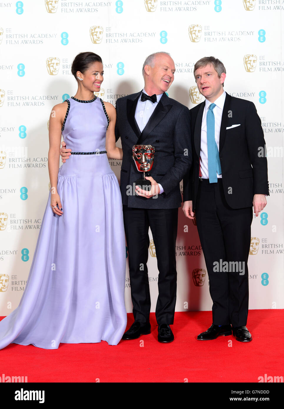 Gugu Mbatha-Raw et Martin Freeman avec Michael Keaton (au centre), collectant au nom d'Emmanuel Lubezki , vainqueur de la meilleure Cinématographie pour Birdman, lors des EE British Academy film Awards à l'Opéra Royal, Bow Street à Londres. APPUYEZ SUR ASSOCIATION photo. Date de la photo: Dimanche 8 février 2015. Voir l'histoire de PA SHOWBIZ BAFTA. Le crédit photo devrait se lire comme suit : Dominic Lipinski/PA Wire Banque D'Images