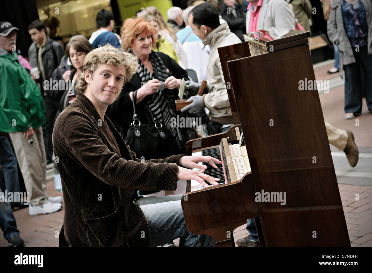 Piano dans la rue Banque de photographies et d'images à haute résolution -  Alamy