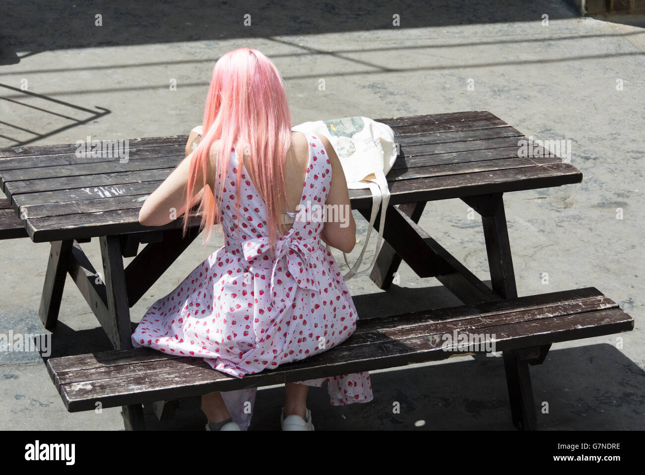 Vue d'ensemble de personnes dehors au soleil dans l'East End londonien Banque D'Images