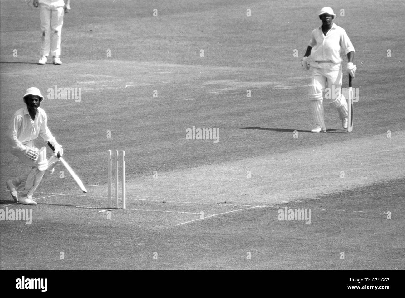 Roy Fredericks (l) se lit sur ses propres bickets après avoir accrochant Dennis Lillee pendant six ans lors de la finale de la coupe du monde Prudential à Lord. Le faux pas de Fredericks l'a sorti de la finale. Banque D'Images