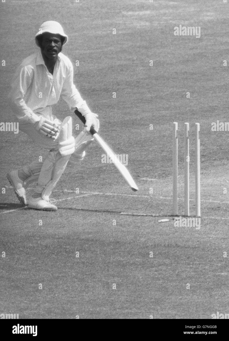 Roy Fredericks se lit sur ses propres bickets après avoir accrochant Dennis Lillee pendant six ans lors de la finale de la coupe du monde Prudential à Lord. Le faux pas de Fredericks l'a sorti de la finale. Banque D'Images