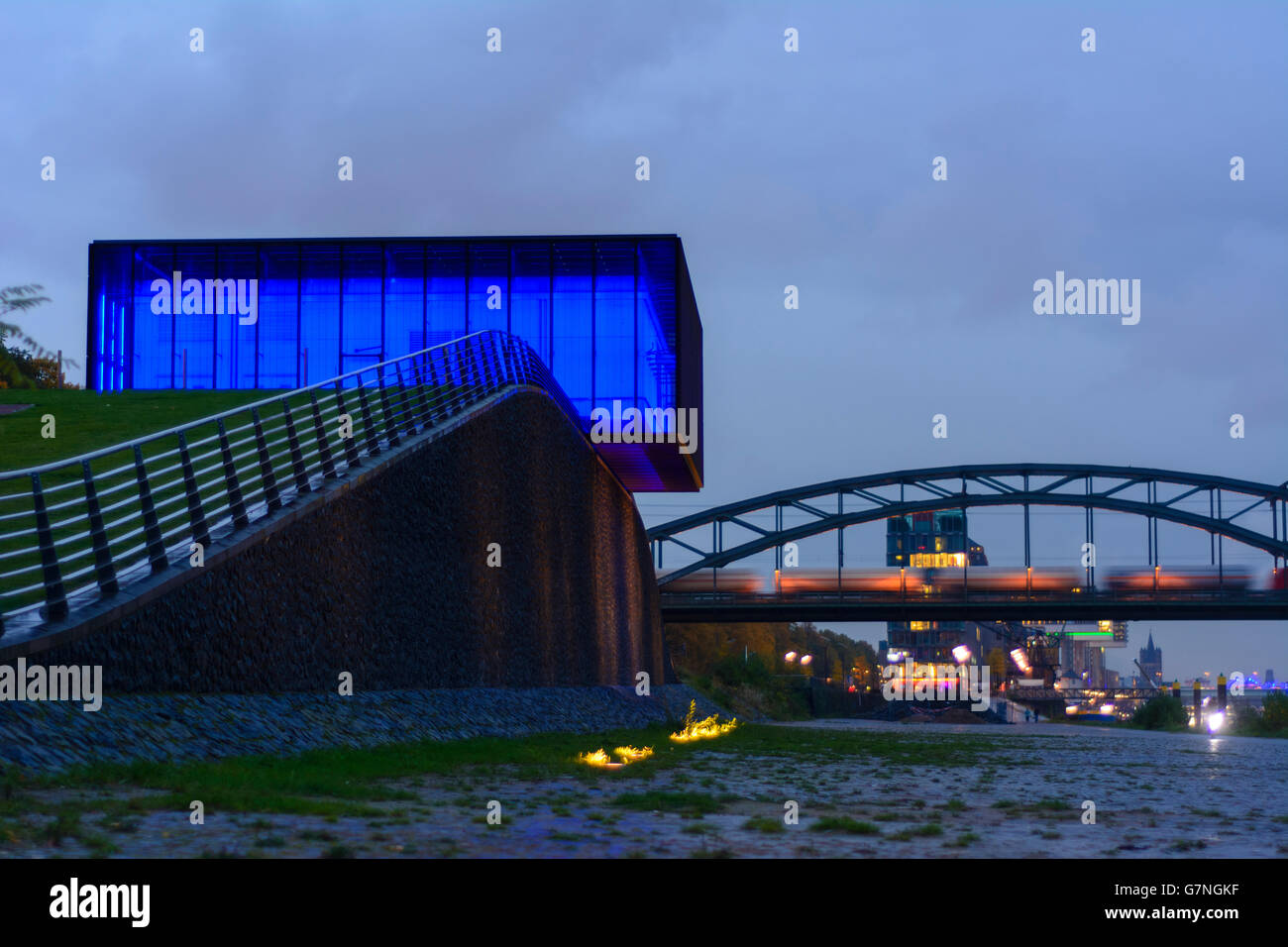 Station de pompage d'inondation et du pont sur le Rhin avec train de marchandises, Köln, Cologne, Allemagne, Nordrhein-Westfalen, Rhi Nord Banque D'Images