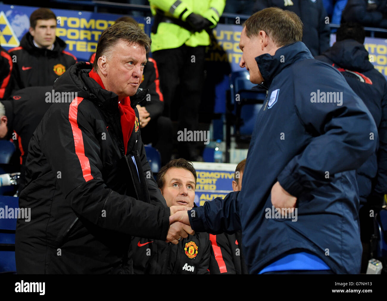 Louis van Gaal, directeur de Manchester United (à gauche), secoue les fans avec Simon Grayson, directeur de Preston North End, avant le match de la cinquième ronde de la FA Cup au Deepdale Stadium, Preston.APPUYEZ SUR ASSOCIATION photo.Date de la photo: Lundi 16 février 2015.Voir PA Story SOCCER Preston.Le crédit photo devrait se lire: Martin Rickett/PA Wire. Banque D'Images