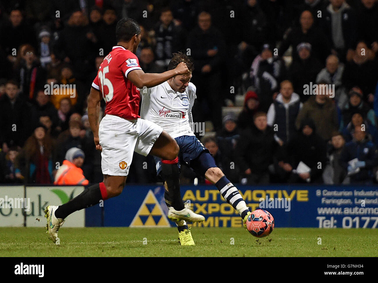 Scott Laird, de Preston North End, marque le premier but de son côté lors du cinquième tour de la coupe FA au stade Deepdale, à Preston.APPUYEZ SUR ASSOCIATION photo.Date de la photo: Lundi 16 février 2015.Voir PA Story SOCCER Preston.Le crédit photo devrait se lire: Martin Rickett/PA Wire. Banque D'Images