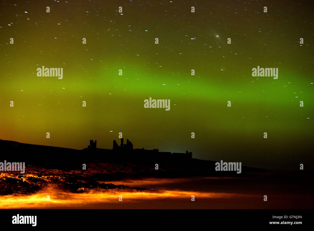 L'aurora borealis, ou les lumières du nord comme elles sont communément connues au château de Dunstanburgh dans le Northumberland. Banque D'Images