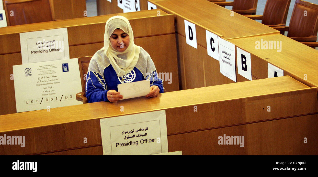 Un responsable électoral siège dans un centre de vote à Glasgow où les expatriés irakiens peuvent choisir de voter aux prochaines élections qui décideront des 275 membres d'une nouvelle assemblée nationale de transition. Banque D'Images