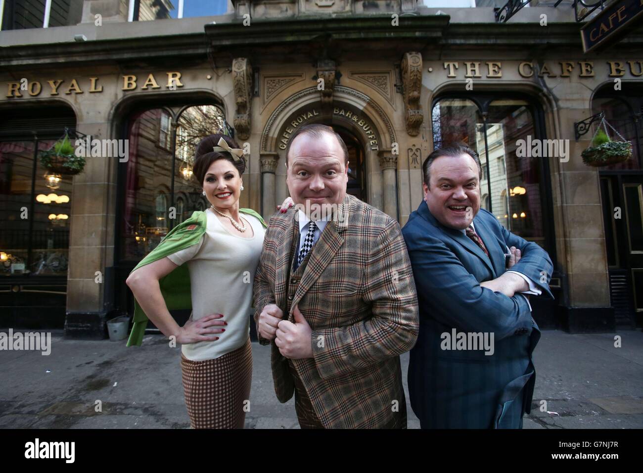 (De gauche à droite) Emma Barton, Gavin Spokes et Shaun Williamson à un photocall au Cafe Royal d'Édimbourg pour un homme, deux Guvnors, qui se tient au Edinburgh Festival Theatre jusqu'en février 21. Banque D'Images