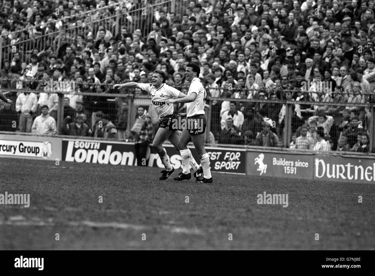 Jubilation pour le buteur Paul Stewart (r) de Tottenham Hotspur et son coéquipier Paul Gascoigne à la Den, après que Stewart ait marqué le second but de Spurs.Les Londoniens du Nord battent Millwall 5-0. Banque D'Images