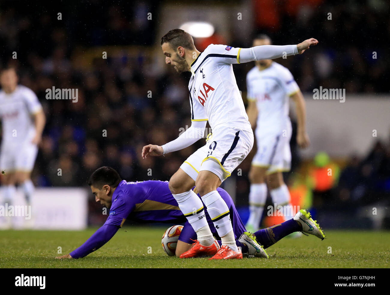 Football - UEFA Europa League - Round of trente-deux - First Leg - Tottenham Hotspur / ACF Fiorentina - White Hart Lane.Roberto Soldado de Tottenham Hotspur, (à droite) lutte pour le ballon avec David Pizarro de Fiorentina, (à gauche) Banque D'Images