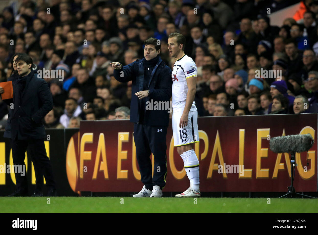 Mauricio Pochettino, directeur de Tottenham Hotspur (à gauche), donne des instructions à Harry Kane avant du remplacer lors du match de l'UEFA Europa League à White Hart Lane, Londres. Banque D'Images