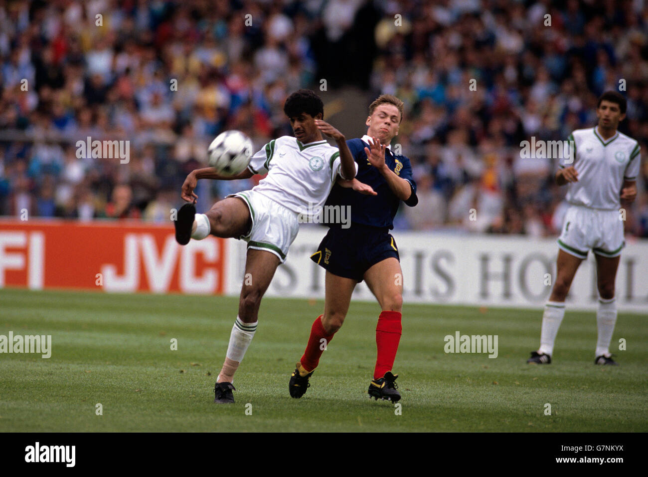 Abdullah Al Hamdi (l) de l'Arabie Saoudite s'accroche à la balle De Paul Dickov (r), en Écosse Banque D'Images