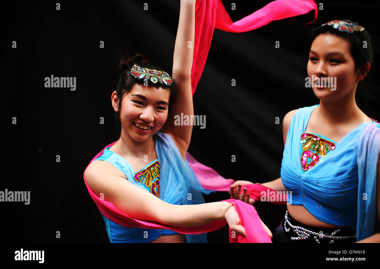 Des artistes de l'Académie chinoise de la culture irlandaise Ciara Liu (à gauche) et Christina Chan attendent de prendre la scène pendant l'expérience du New Year Carnival chinois dans le centre-ville de Dublin. Banque D'Images