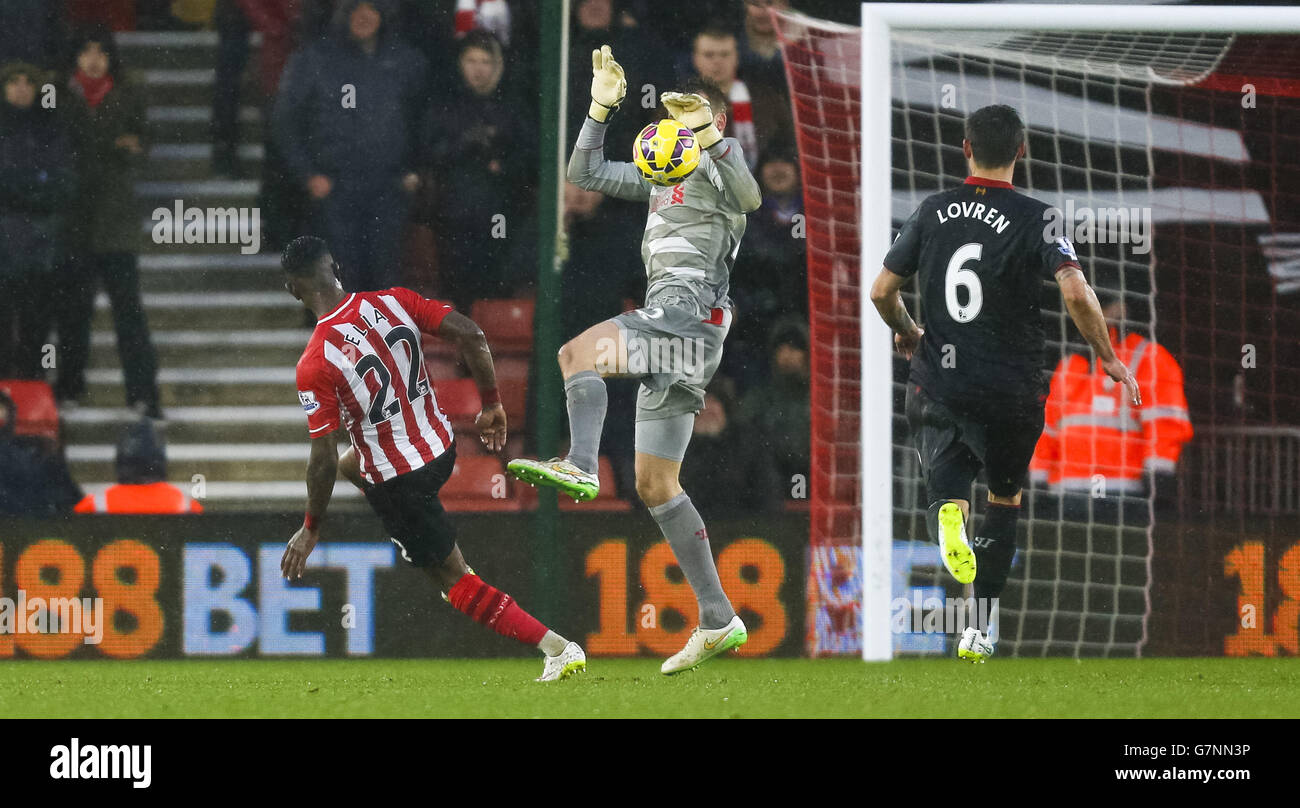Simon Mignolet, gardien de but de Liverpool, enregistre un cliché d'Eljero Elia de Southampton lors du match de la Barclays Premier League à St Mary's, Southampton. Banque D'Images