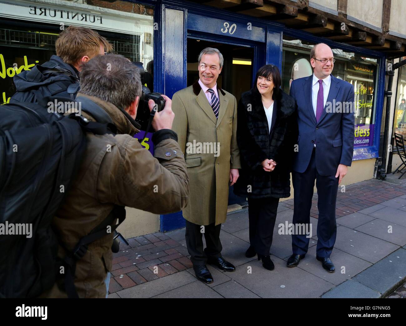 Nigel Farage, dirigeant de l'UKIP (à gauche), Louise Bours, porte-parole de l'UKIP en matière de santé (au centre), avec le député de Rochester et Strood Mark, un arrêt imprudent devant le bureau de la circonscription de Rochester, dans le Kent, qui se prépare à dévoiler la politique sanitaire de l'UKIP pour les prochaines élections générales. Banque D'Images