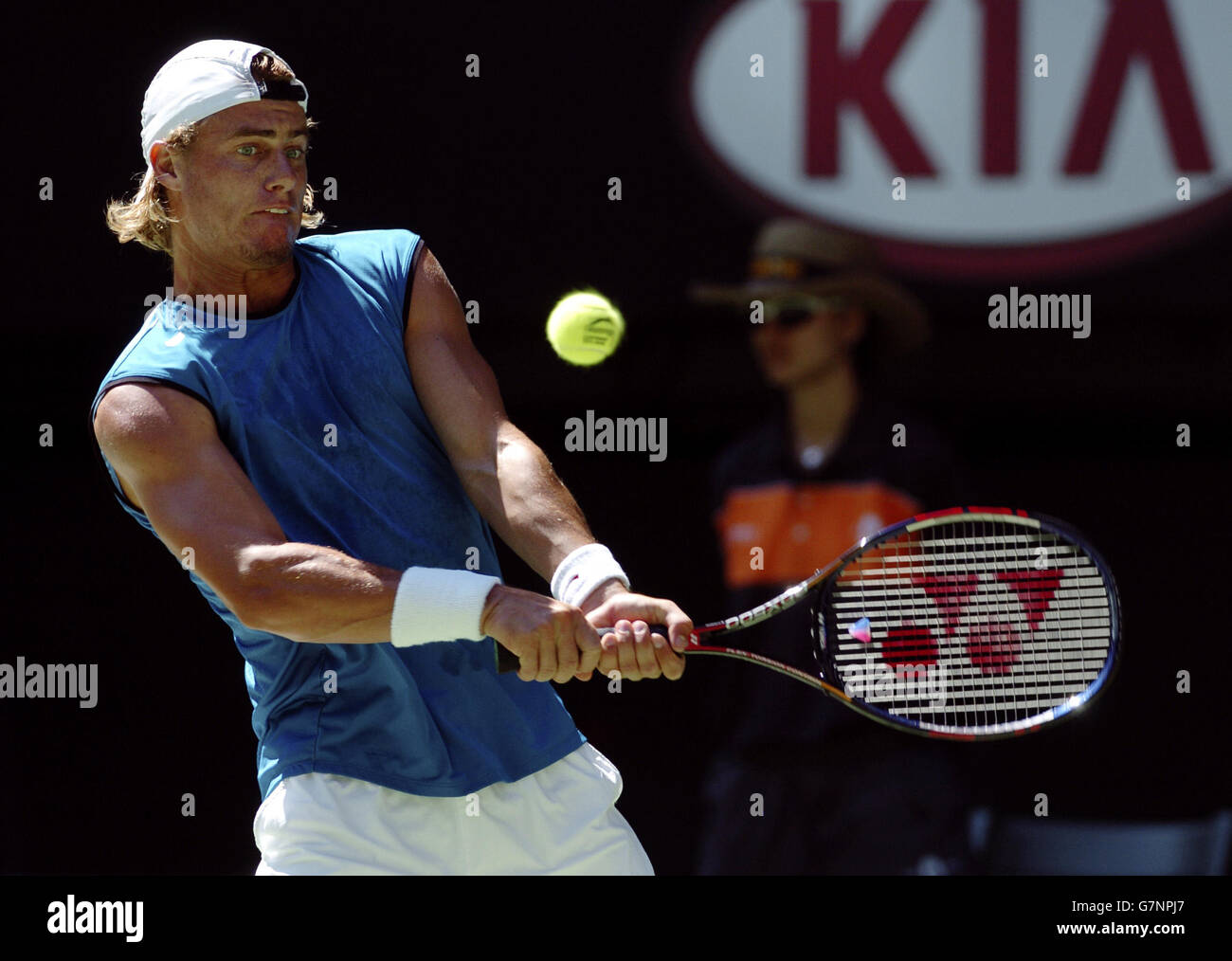 Tennis - Open d'Australie 2005 - quatrième tour pour hommes.Lleyton Hewitt,  en Australie, joue un avant-bras puissant en retour à Rafael Nadal, en  Espagne Photo Stock - Alamy