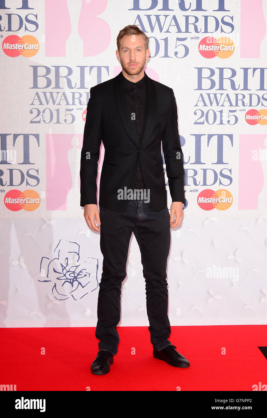 Calvin Harris arrive pour les Brit Awards 2015 à l'O2 Arena, Londres. APPUYEZ SUR ASSOCIATION photo. Date de la photo: Mercredi 25 février 2015. Voir l'histoire de PA SHOWBIZ Bits. Le crédit photo devrait se lire comme suit : Dominic Lipinski/PA Wire Banque D'Images