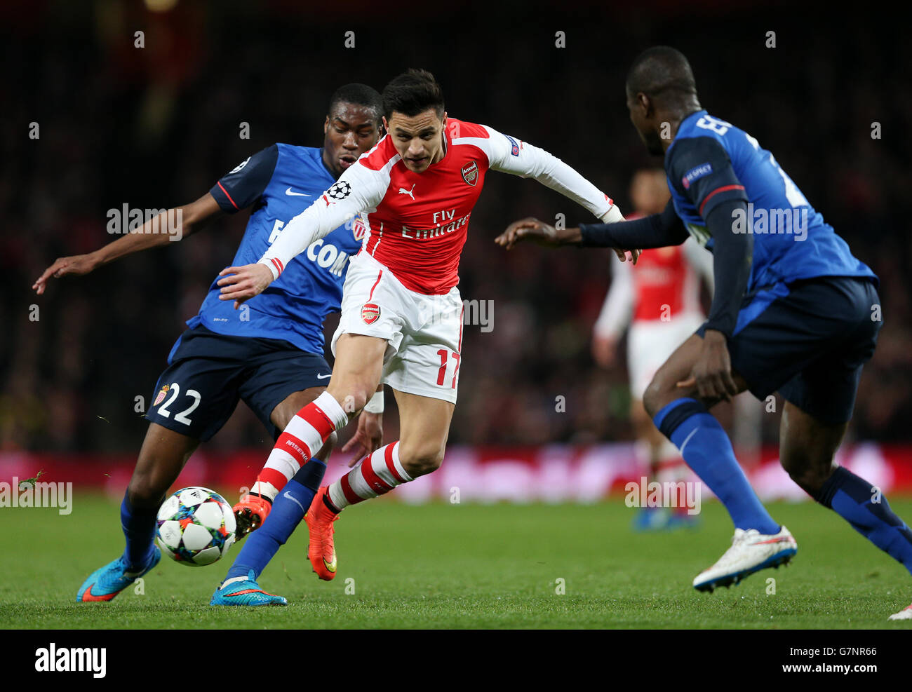 Alexis Sanchez d'Arsenal et GEOFFREY Kondogbia (à gauche) de Monaco se battent pour le ballon lors du match de l'UEFA Champions League Round of 16 au stade Emirates de Londres. Banque D'Images