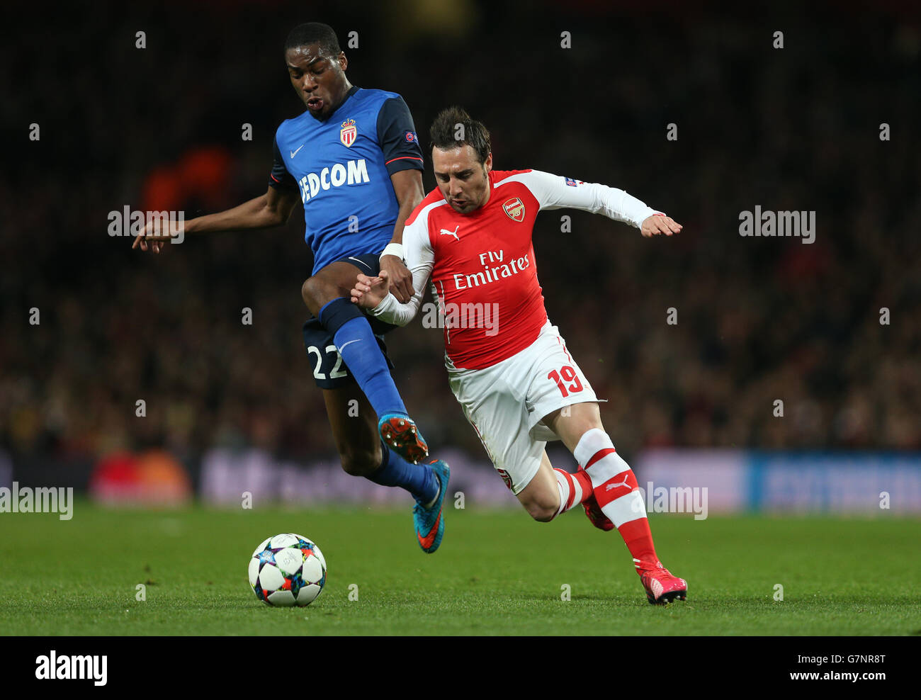 Le Santi Cazorla d'Arsenal et GEOFFREY Kondogbia (à gauche) de Monaco se battent pour le ballon lors du match de la Ligue des champions de l'UEFA Round of 16 au stade Emirates, Londres. Banque D'Images