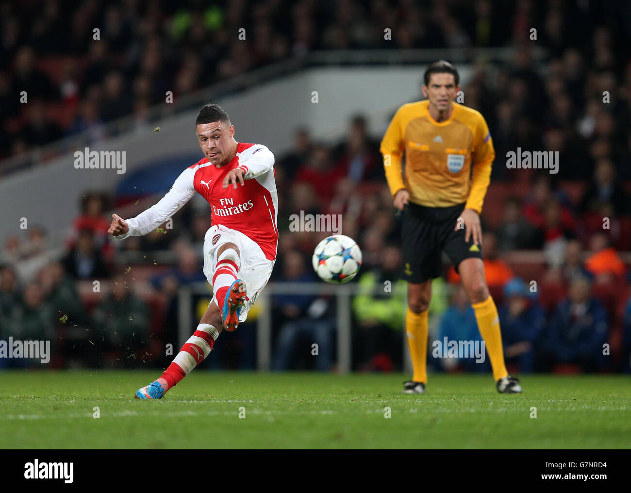 Alex Oxlade-Chamberlain d'Arsenal marque son but d'ouverture lors du match de l'UEFA Champions League Round of 16 au stade Emirates de Londres. Banque D'Images