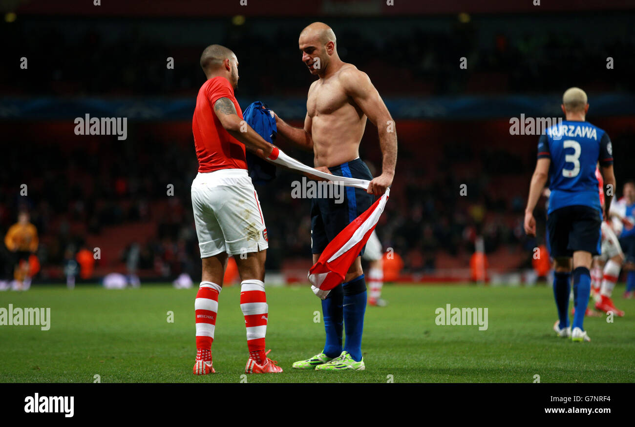 Theo Walcott d'Arsenal permute des maillots avec Aymen Abdentour de Monaco à la fin du match de 16 de la Ligue des champions de l'UEFA au stade Emirates, à Londres. Banque D'Images