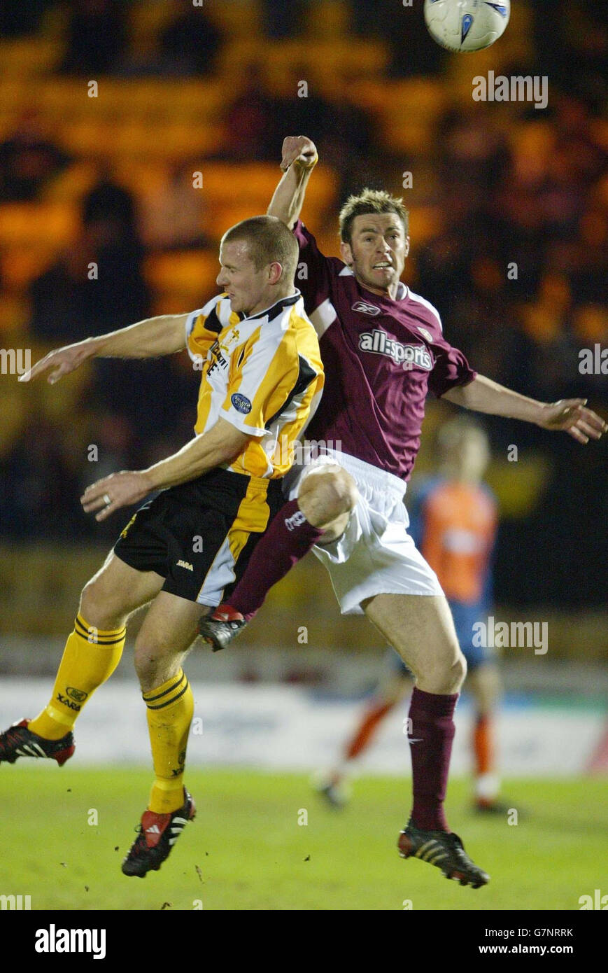 Jamie McAllister of Hearts (à droite) lutte avec Derek Lilley de Livingston. Banque D'Images