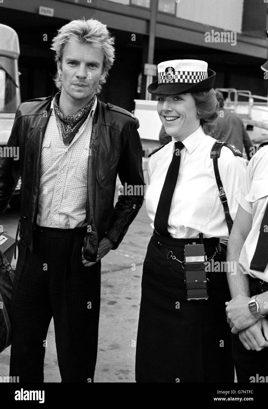 Le WPC local Julia Wheeler, en service à l'aéroport de Gatwick, rencontre Sting, chanteur principal de la police, après avoir pris l'avion de Los Angeles pour la première de son film, 'Brimstone and Treacle'. Banque D'Images