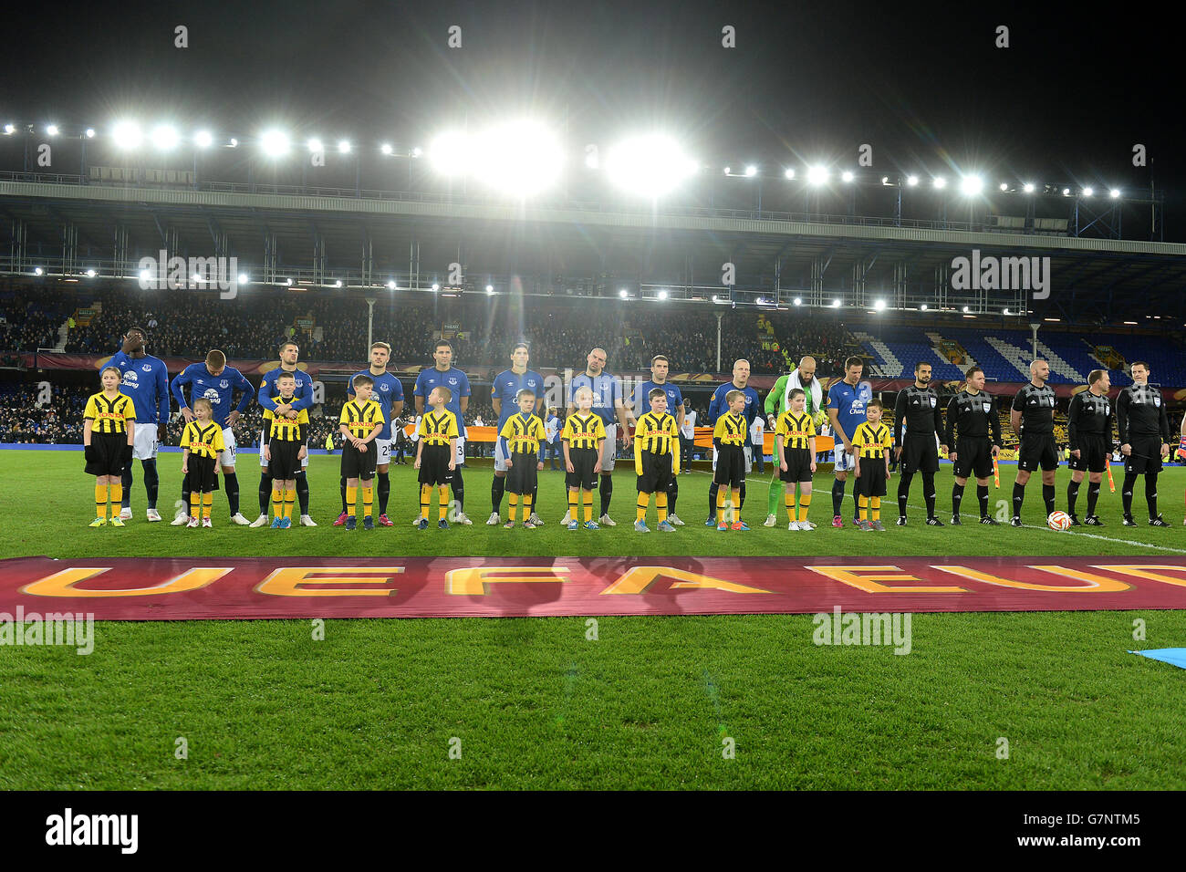 Football - UEFA Europa League - Round of 32 - second Leg - Everton / BSC Young Boys - Goodison Park. Les joueurs d'Everton s'alignent avant le match Banque D'Images